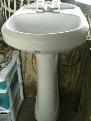 Glacier Bay pedastal sink w delta faucet