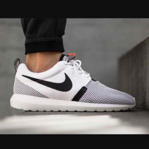 NWB Men's Nike Roshe Run