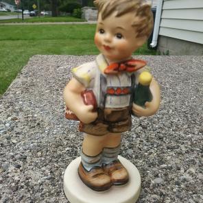 "Valentines boy" collectors figurine Goe
