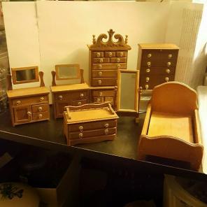 7 PIECE MINIATURE DOLLHOUSE BEDROOM SET