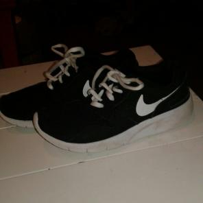 Girls Nike roshe shoes