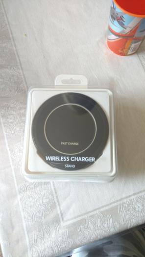Qi wireless charger with stand fan