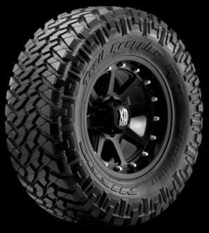 305/40/22 inch tire