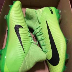 NIKE SOCCER CLEATS SIZE 10