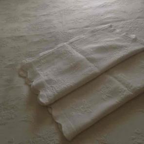 Quilted bedspread Q size in white