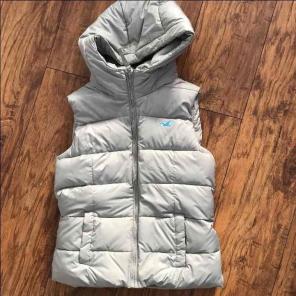 Hollister puffer vest Medium