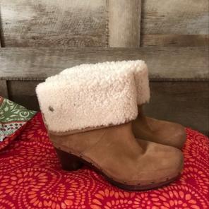 Leather clogs