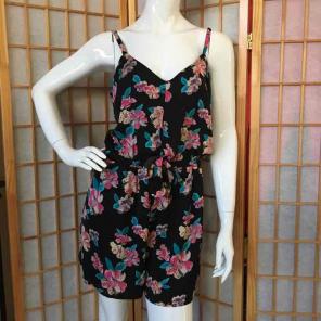 New floral print shorts romper size M