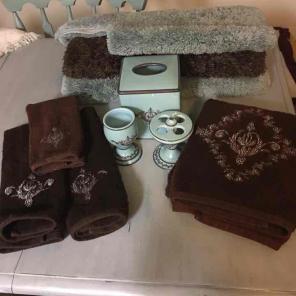 Brown and turquoise bathroom set