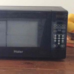 Haier Compact 700 Watt Microwave Oven