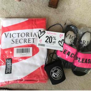 NWT PINK BEACH BUNDLE TOWEL SLIDES COOZY