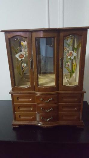 BRAND NEW ANTIQUE JEWELRY HOUSE