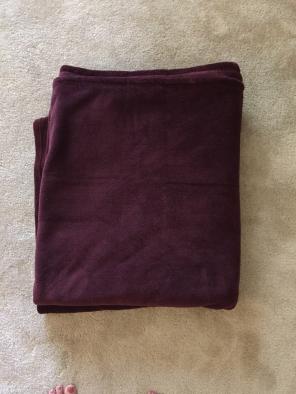 NWOT 76 X 90 Fuzzy Blanket
