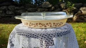 Pyrex gold leaf filigree divided dish