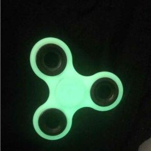BRIGHT GLOW IN THE DARK finger spinner