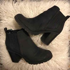 Black Chelsea boot for maizy greenwald