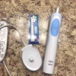 Oral B spin head electric toothbrush