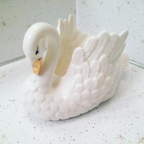 Arco White Swan Vase/Planter