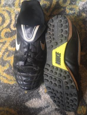 Boys Size 4 Nike Baseball Cleats