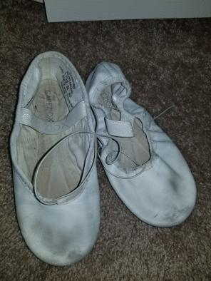 Girls size 1.5 White ballet shoes