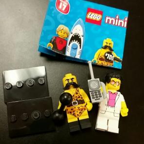 2 Lego series 17 minifigures complete