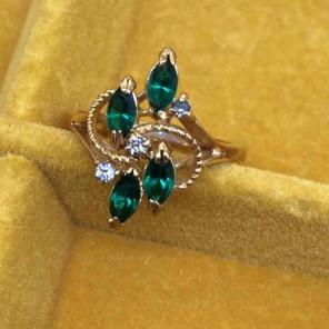 Vintage ring size: 8