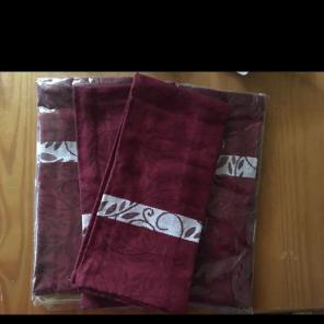 Pampered Chef Cranberry Vine Guest Towel