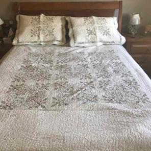 Queen quilt and shams