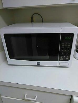 White Kenmore microwave 1100 watts