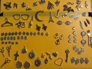 Lot of 10 charms and free gift!