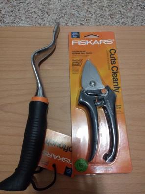 Free weeder with pruner purchase