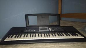Black Yamaha Electronic Keyboard