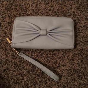 Bow wristlet