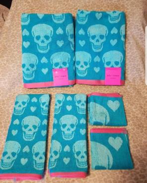Betsey Johnson Skull Bath Towel Set
