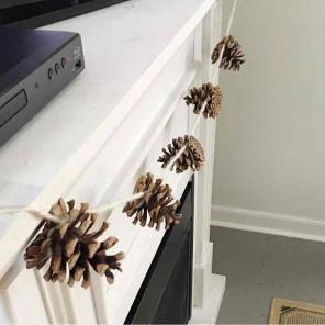 Christmas Pinecone Garland
