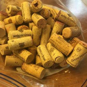 100 used wine corks