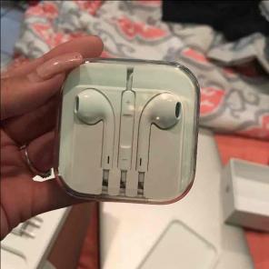 Apple 6s earphones