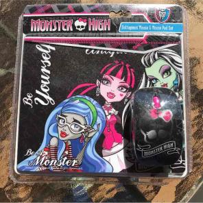 MONSTER HIGH MOUSE & PAD