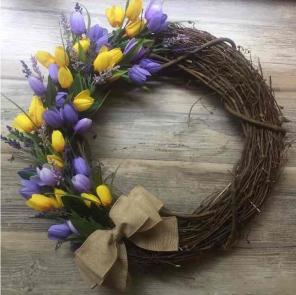 18" Tulip door wreath