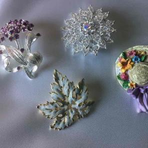 Lot of 4 Brooches