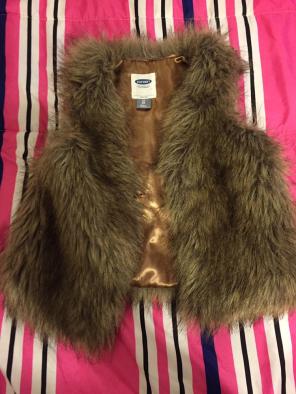 2T fur vest