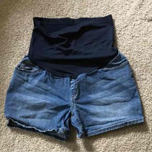 Liz Lange maternity size medium shorts