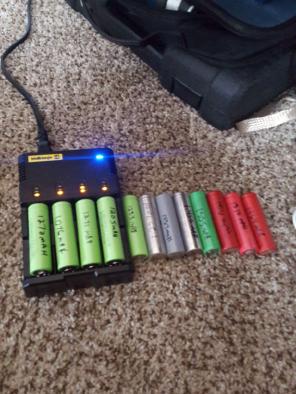 Nitecore i4 - 12 18650 batteries li-ion