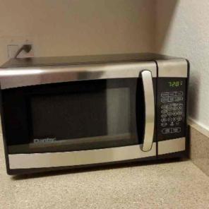 NEW Microwave 700 Watts of cooking power