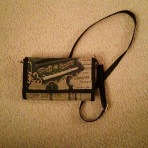 Beautiful piano purse w/ many pockets!