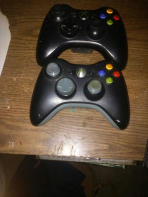2 xbox 360 controllers