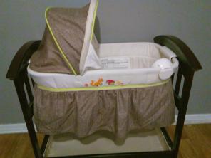 Bassinet with sheets a and blankets