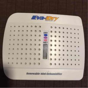 Renewable mini-dehumidifier