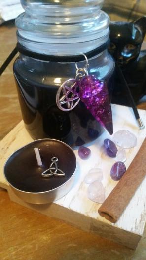 Purple Crystal pendelum w candle -stones