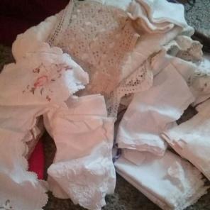 43 pc BUNDLE OF VINTAGE LINENS